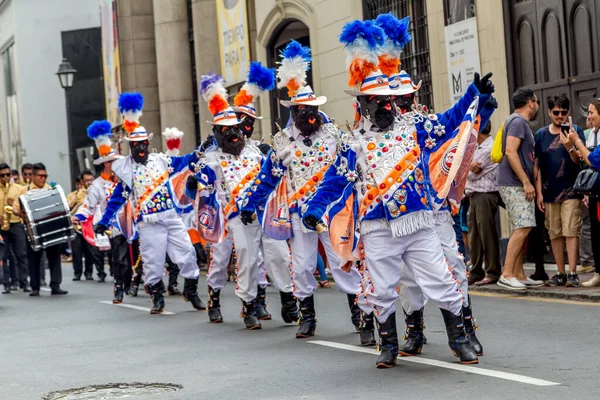 2014年3月1日 秘鲁阿亚库乔 人们庆祝阿亚库乔狂欢节 妇女和男子唱歌跳舞三天 — 图库照片