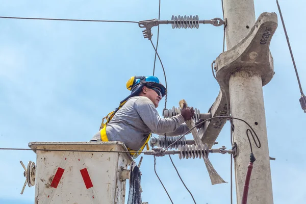 Işık şirketinin işçisi bağlantılara bakım sağlıyor. 17 Şubat 2019, Lima Peru