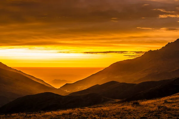 Όμορφο Ηλιοβασίλεμα Πάνω Από Βουνά Στο Pervain Andes — Φωτογραφία Αρχείου
