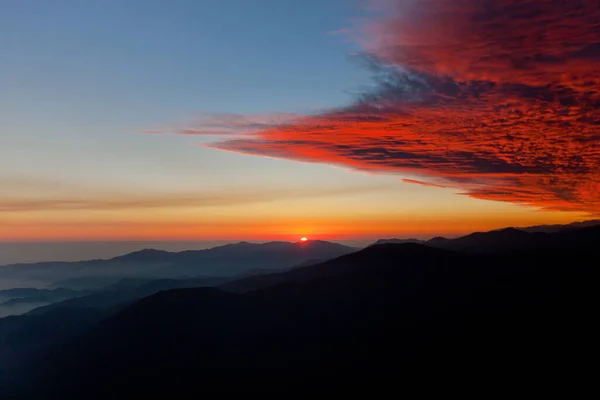 Όμορφο Ηλιοβασίλεμα Πάνω Από Βουνά Στις Περουβιανές Άνδεις — Φωτογραφία Αρχείου