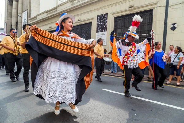 2014年3月1日ペルー アヤクーチョ アヤクーチョのカーニバルを祝う人々 女性と男性が3日間歌い踊る — ストック写真