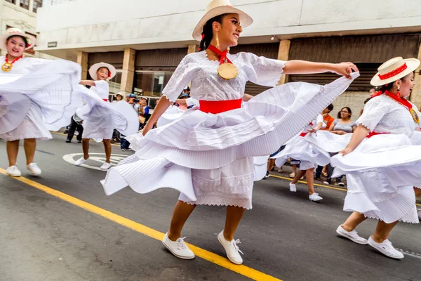 Března 2014 Ayacucho Peru Lidé Slaví Karneval Ayacucha Ženy Muži — Stock fotografie