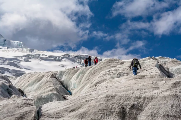 Sonwy Huaytapallana Huancayo Perú Turistas Caminando Sobre Montañas Cubiertas Nieve —  Fotos de Stock