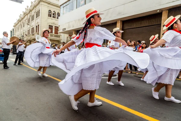 Марта 2014 Аякучо Перу Люди Празднуют Карнавал Аякучо Женщины Мужчины — стоковое фото