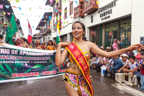 카하마르카 사육제의 전통적 전형적 색상의 의상을 음악가들 무용수들의 2019 페루의 — 스톡 사진