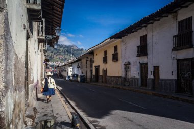 Cajamarca, Peru - Koloni evleri olan güzel cadde manzarası