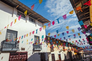 Cajamarca, Peru - Koloni evleri olan güzel cadde manzarası