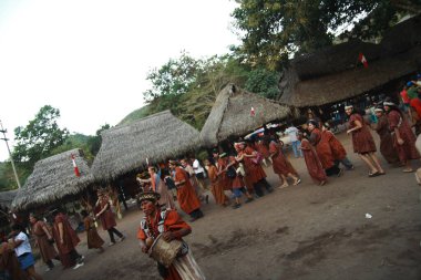 3 Temmuz 2015 - Chanchamayo, Peru: Peru ormanlarında dans eden kadın ve erkekler