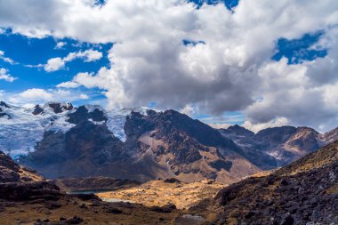 Kar manzaralı Huaytapallana dağ manzaralı bulutlar ve mavi gökyüzü 