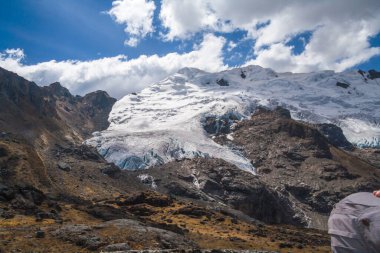 Kar manzaralı Huaytapallana dağ manzaralı bulutlar ve mavi gökyüzü. Karlı Huaytapallana, Huancayo Peru