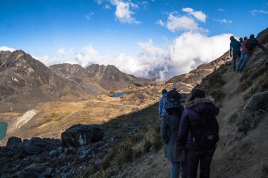 And dağlarındaki dağlarda yaşayan insanlar. 