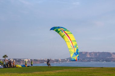 Denizde sörf yapan uçurtma, Miraflores Lima
