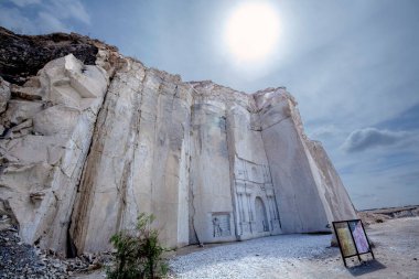 Benimkini açık havada terk etti. 