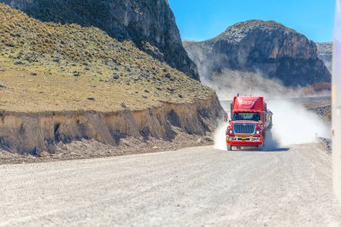 Çölün dağlarındaki kamyon. 