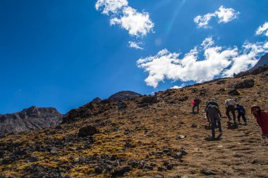 dağlarda yürüyüş turist 