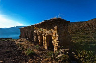 Rupac, Peru dağının kıyısındaki antik kalenin kalıntıları.