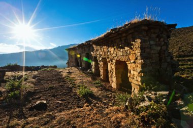 Rupac, dağdaki eski köy evi. 