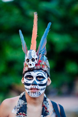 Yılan tutan bir elin yakın çekimi.