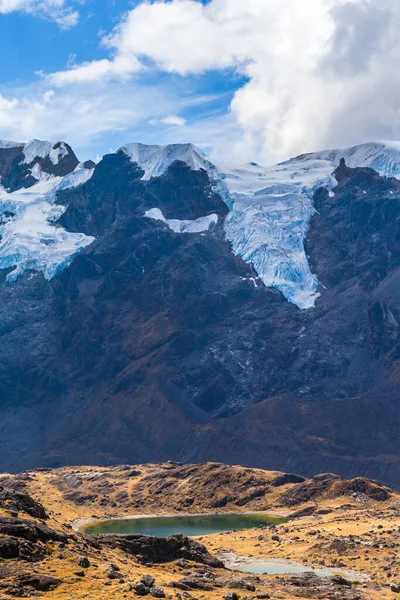 Naturskön Utsikt Över Snö Huaytapallana Bergslandskap Med Moln Och Blå — Stockfoto