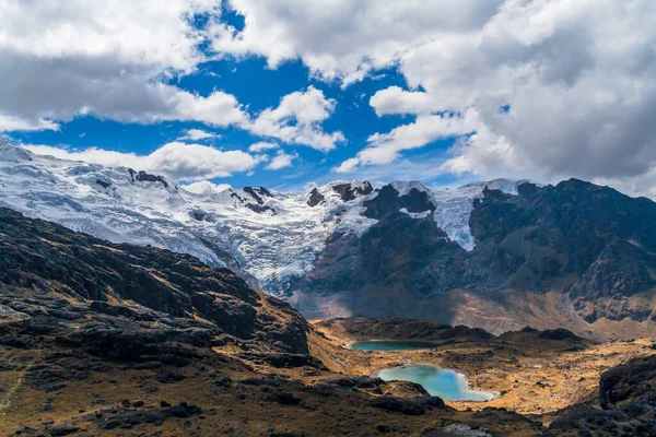 Malerischer Blick Auf Schnee Huaytapallana Berglandschaft Mit Wolken Und Blauem — Stockfoto