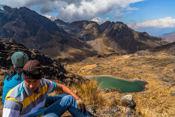 朋友小组在秘鲁万卡约的雪华塔帕拉那山区和泻湖中徒步旅行 — 图库照片