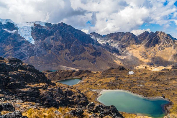 Landschappelijk Uitzicht Sneeuw Huaytapallana Berglandschap Met Wolken Blauwe Lucht — Stockfoto
