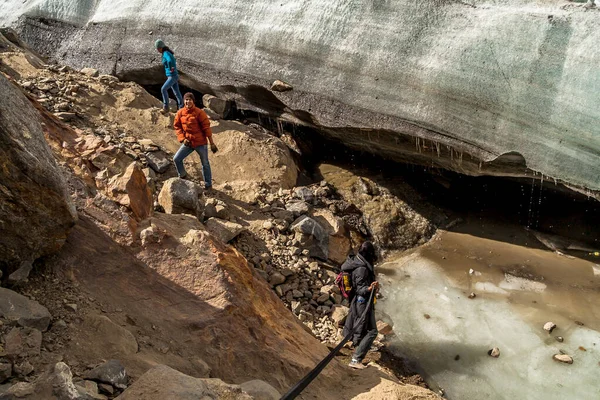Pessoas Andando Gelo Uma Caverna — Fotografia de Stock