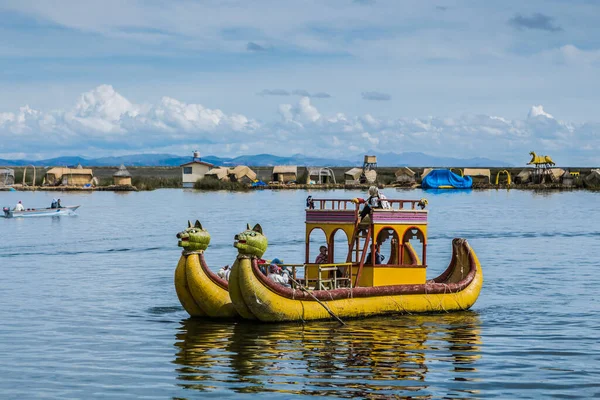 Titicaca gölündeki eski ahşap tekne.