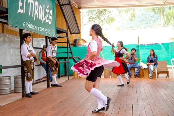 Dança Basca Tradicional Festival Folclórico Jovens Dançando Oxapampa Peru — Fotografia de Stock