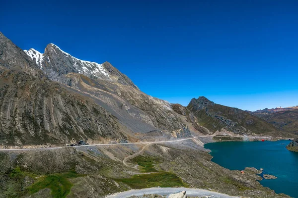 安第斯山脉上有高山和云彩的风景 — 图库照片