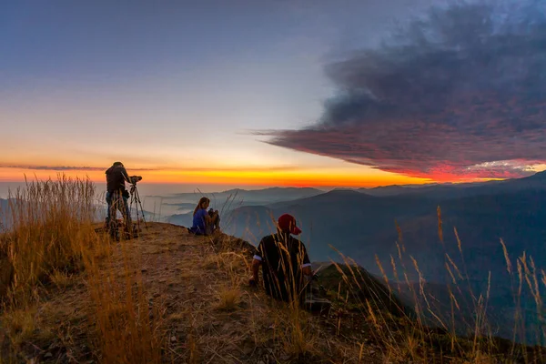 Turistit Ottavat Kuvan Auringonlaskusta Nevado Huaytapallanassa Marraskuu 2014 Huancayo Peru — kuvapankkivalokuva