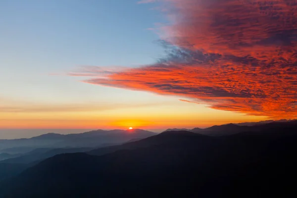 Όμορφο Ηλιοβασίλεμα Στα Βουνά — Φωτογραφία Αρχείου