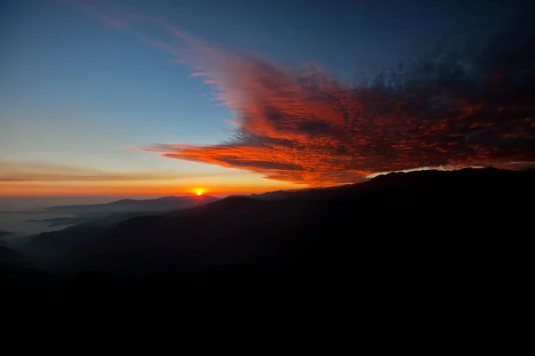 Όμορφο Ηλιοβασίλεμα Πάνω Από Βουνά — Φωτογραφία Αρχείου