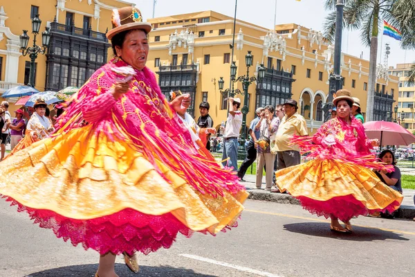 在秘鲁市中心举行的洛杉矶日游行期间 一些身份不明的舞者表演了一年一度的秘鲁游行 — 图库照片