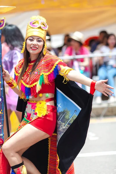 Неопознанная Женщина Время Парада Кахамарке Перу — стоковое фото