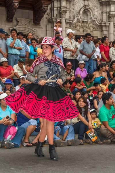 伝統的な衣装や衣服を身に着けている女性のペルーの肖像画 — ストック写真