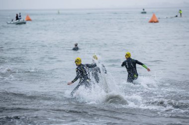 İRONMAN 'da yarışan sporcu 70.3 LIMA, PERU - 23 Nisan 2023 