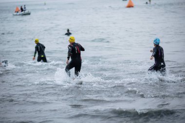 İRONMAN 'da yarışan sporcu 70.3 LIMA, PERU - 23 Nisan 2023 