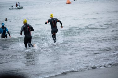 İRONMAN 'da yarışan sporcu 70.3 LIMA, PERU - 23 Nisan 2023 