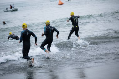 İRONMAN 'da yarışan sporcu 70.3 LIMA, PERU - 23 Nisan 2023 