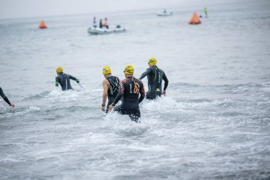 İRONMAN 'da yarışan sporcu 70.3 LIMA, PERU - 23 Nisan 2023 
