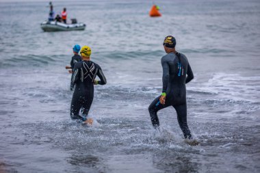 İRONMAN 'da yarışan sporcu 70.3 LIMA, PERU - 23 Nisan 2023 