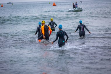 İRONMAN 'da yarışan sporcu 70.3 LIMA, PERU - 23 Nisan 2023 