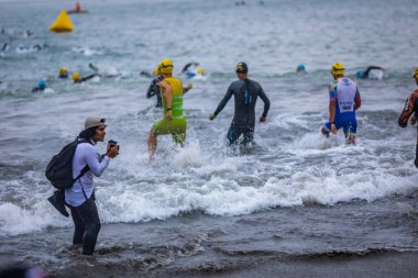 İRONMAN 'da yarışan sporcu 70.3 LIMA, PERU - 23 Nisan 2023 