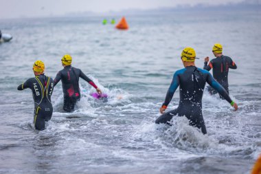 İRONMAN 'da yarışan sporcu 70.3 LIMA, PERU - 23 Nisan 2023 