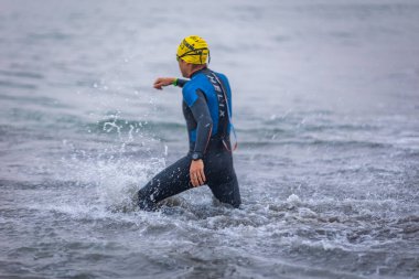 İRONMAN 'da yarışan sporcu 70.3 LIMA, PERU - 23 Nisan 2023 