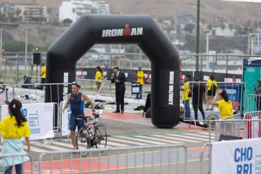 İRONMAN 'da yarışan sporcu 70.3 LIMA, PERU - 23 Nisan 2023 