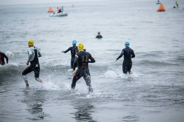 İRONMAN 'da yarışan sporcu 70.3 LIMA, PERU - 23 Nisan 2023 