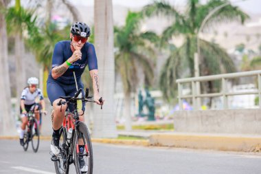 İRONMAN 'da yarışan sporcu 70.3 LIMA, PERU - 23 Nisan 2023 