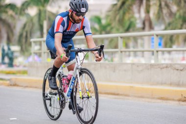 İRONMAN 'da yarışan sporcu 70.3 LIMA, PERU - 23 Nisan 2023 